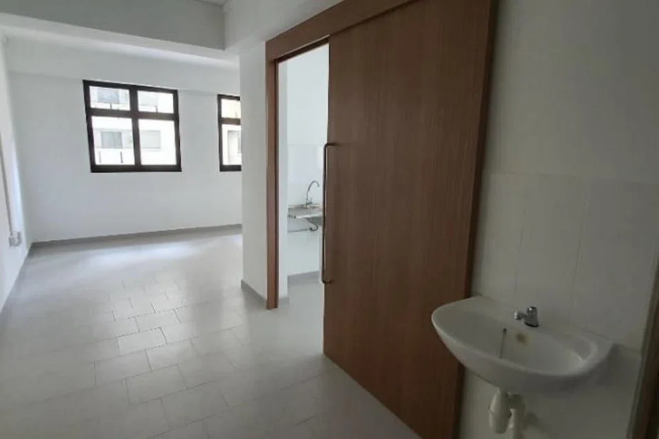 RUMAH BARU: Flat sewa 1 bilik di Woodleigh Glen yang terletak di Toa Payoh dilengkapi dengan pintu gelangsar di dapur, lantas membolehkan penyewa mengasingkan ruang tamu dan ruang dapur mereka.