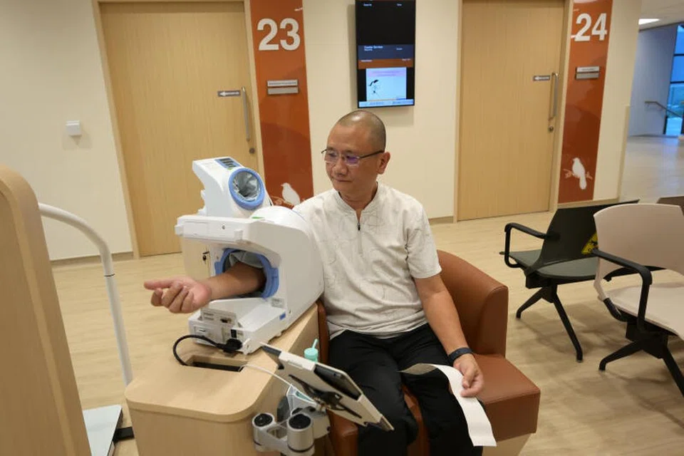 Poliklinik Khatib menyediakan Stesen Tekanan Darah Bantu Diri baru, yang mana bacaan akan dihantar secara automatik ke rekod pesakit dan disediakan semasa perundingan mereka