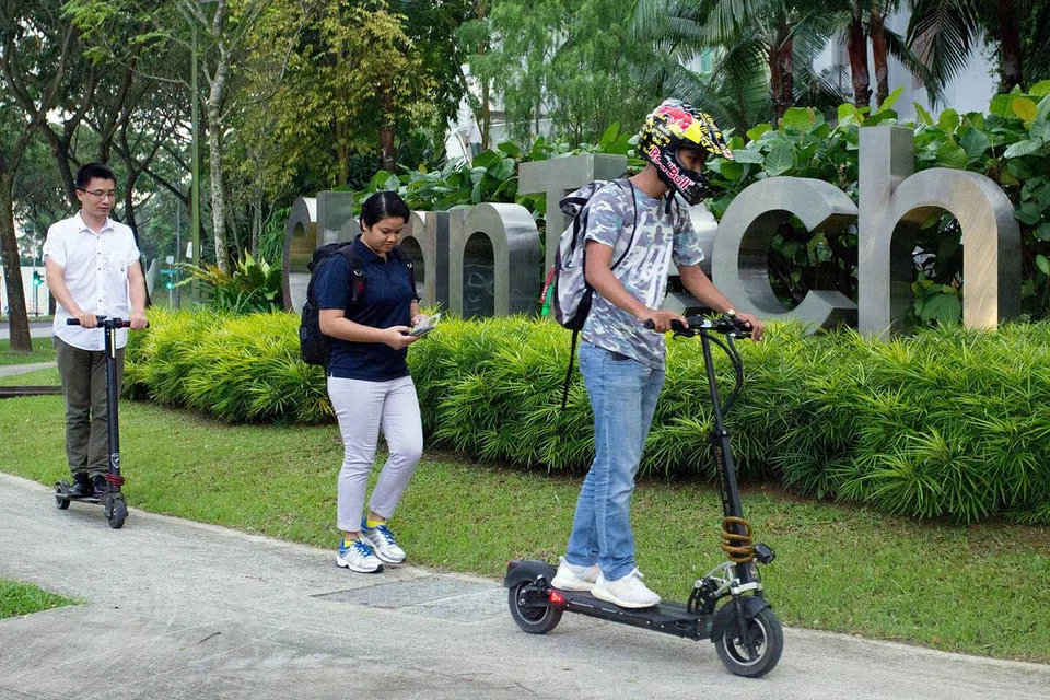 IKUT PERATURAN: Pemilik juga akan perlu memastikan e-skuter mereka mematuhi keperluan Akta Mobiliti Aktif, dengan berat tiada muatan maksimumnya tidak melebihi 20 kilogram - Foto fail