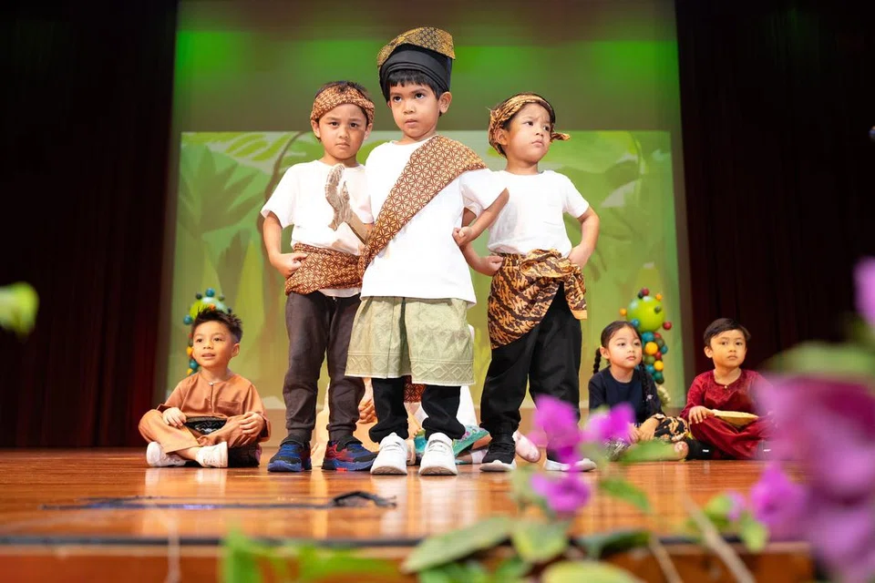 Kanak-kanak Prasekolah 7oaks berlakon, menari dan menyanyi dalam persembahan teater bertajuk ‘SAGA - Ayuh Ke Muzium’, yang sarat dengan unsur budaya dan bahasa Melayu. Persembahan itu diadakan buat julung-julung kalinya sempena sambutan ulang tahun ketujuh prasekolah 7oaks dalam Bulan Bahasa dan juga sebagai acara penutup tirai bulan tersebut di Music Box @ Politeiknik Ngee Ann pada 12 Oktober.