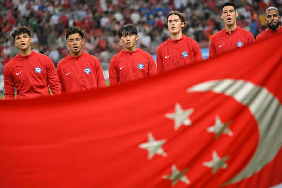 Pemain Singapura menyanyikan lagu kebangsaan, ‘Majulah Singapura’, sebelum menentang China.