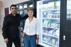 PERMINTAAN TINGGI: Pengurus Negara Smart Retail, Encik Rishi Randhawa dan Pengurus Pembangunan Perniagaan Smart Retail, Cik Mira Mekeh berkata permintaan bagi mesin layan diri kini semakin meningkat. - Foto BM oleh SONG TAO
