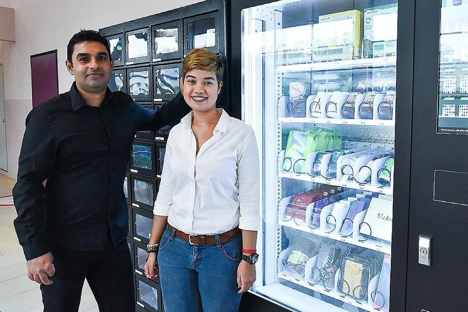 PERMINTAAN TINGGI: Pengurus Negara Smart Retail, Encik Rishi Randhawa dan Pengurus Pembangunan Perniagaan Smart Retail, Cik Mira Mekeh berkata permintaan bagi mesin layan diri kini semakin meningkat. - Foto BM oleh SONG TAO