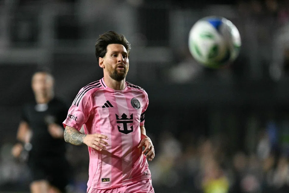Bintang bola sepak Argentina, Lionel Messi, menduduki tempat keempat dengan jumlah pendapatan $135 juta.