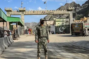 Seorang anggota keselamatan sempadan Pakistan berkawal berhampiran titik sifar di Pintu Masuk Sempadan Antarabangsa Torkham antara Afghanistan dan Pakistan, di wilayah Nangarhar, pada 20 April 2025. Pakistan telah melancarkan kempen tegas untuk mengusir lebih 800,000 warga Afghanistan yang permit kediaman mereka dibatalkan, termasuk mereka yang dilahirkan atau telah tinggal di Pakistan selama beberapa dekad, menjelang akhir bulan Oktober ini.