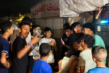 Penduduk Palestin meraikan di Khan Younis pada 9 Oktober 2025 selepas berita mengenai perjanjian gencatan senjata baharu di Gaza. Presiden Amerika Syarikat, Donald Trump, mengumumkan bahawa Israel dan Hamas telah mencapai persetujuan bagi fasa pertama gencatan senjata di Gaza selepas beberapa hari rundingan tidak langsung di Mesir. 