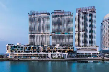 KONDO MEWAH: Projek Puteri Cove Residences di Iskandar Puteri ini mempunyai pembangunan runcit di tepi bagan (quay) dan menawarkan kemudahan marina privet yang dikendalikan syarikat Singapura, One Degree 15 Marina. - Foto PACIFIC STAR DEVELOPMENT