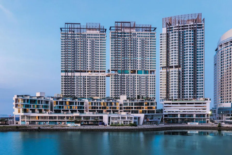 KONDO MEWAH: Projek Puteri Cove Residences di Iskandar Puteri ini mempunyai pembangunan runcit di tepi bagan (quay) dan menawarkan kemudahan marina privet yang dikendalikan syarikat Singapura, One Degree 15 Marina. - Foto PACIFIC STAR DEVELOPMENT