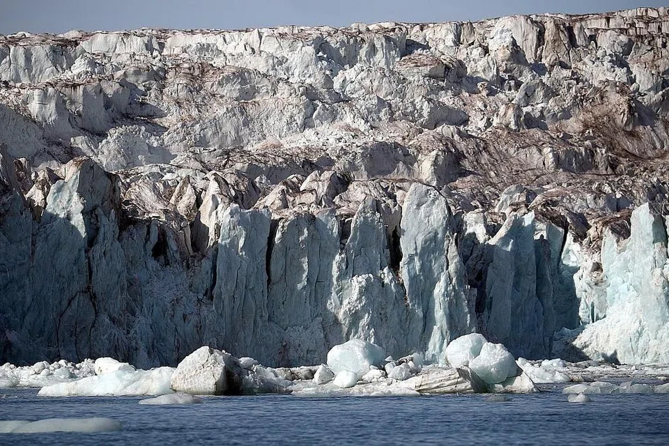 PEMANASAN GLOBAL: Kecairan bongkah air batu dilihat berlaku di The Wahlenberg Glacier, kawasan darat Oscar II, di Spitsbergen, Svalbard, Norway. - Foto REUTERS 