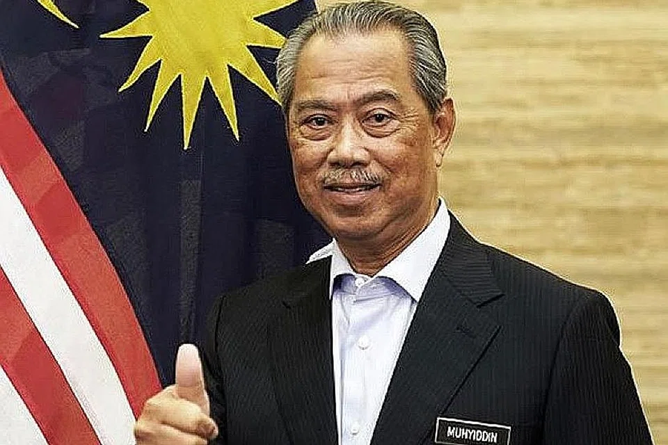 SERTAI MUAFAKAT NASIONAL: Tan Sri Muhyiddin Yassin (kanan) umumkan parti Bersatu pimpinannya sertai Muafakat Nasional. - Foto fail 