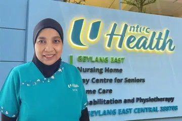 TUKAR KERJAYA: Cik Siti Fatimah Mustaffa, 53 tahun, yang pernah berkecimpung dalam bidang pemasaran dan menganjur acara sekitar selama 25 tahun terdorong untuk memulakan kerjaya baru sebagai kakitangan penjagaan masyarakat (CCA) di Rumah Jagaan NTUC Health (Geylang East) selepas membantu menjaga ibu temannya yang mengalami penyakit dementia dan Parkinson. 