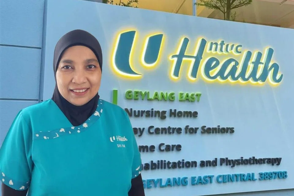 TUKAR KERJAYA: Cik Siti Fatimah Mustaffa, 53 tahun, yang pernah berkecimpung dalam bidang pemasaran dan menganjur acara sekitar selama 25 tahun terdorong untuk memulakan kerjaya baru sebagai kakitangan penjagaan masyarakat (CCA) di Rumah Jagaan NTUC Health (Geylang East) selepas membantu menjaga ibu temannya yang mengalami penyakit dementia dan Parkinson. 