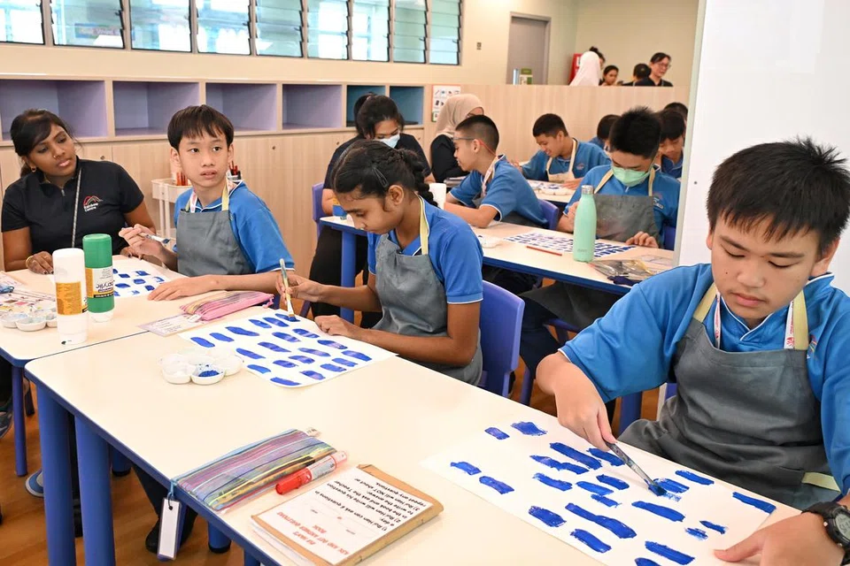 Para pelajar Sekolah Admiral Hill dibimbing guru mereka dalam kegiatan kraf tangan di tapak pembelajaran atau ‘learning bases’. Menurut Pengarah Eksekutif di Rainbow Centre, Cik Tan Sze Wee, nisbah guru kepada pelajar adalah satu kepada tiga. 