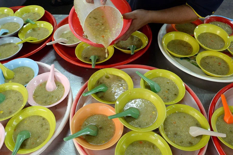 Bubur lambuk dihidangkan untuk jemaah berbuka puasa di masjid