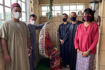 BERAYA DENGAN PELITUP DAN JARAK SELAMAT: (Dari kanan) Cik Nurul Baizura menyambut Hari Raya Aidiladha bersama adik-adiknya, Encik Alif Iskandar dan Encik Ezrafil Iman; ibunya, Cik Khairon Mansoor; bapanya, Encik Abdul Razak Osman; dan suaminya, Encik Muhammad Fazli. Adik-adik Cik Baizura tinggal serumah dengan ibu bapanya. - Foto ihsan NURUL BAIZURA ABDUL RAZAK