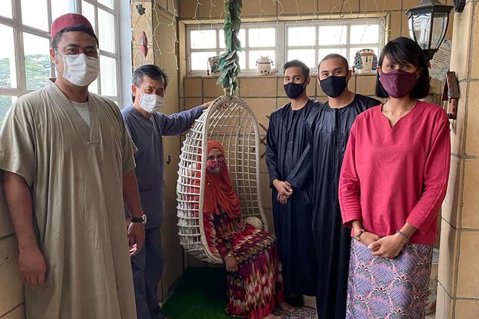 BERAYA DENGAN PELITUP DAN JARAK SELAMAT: (Dari kanan) Cik Nurul Baizura menyambut Hari Raya Aidiladha bersama adik-adiknya, Encik Alif Iskandar dan Encik Ezrafil Iman; ibunya, Cik Khairon Mansoor; bapanya, Encik Abdul Razak Osman; dan suaminya, Encik Muhammad Fazli. Adik-adik Cik Baizura tinggal serumah dengan ibu bapanya. - Foto ihsan NURUL BAIZURA ABDUL RAZAK