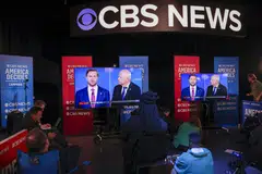 Anggota media menonton perbahasan calon naib presiden antara Encik JD Vance (kiri) dari Parti Republikan dan calon Demokrat, Encik Tim Walz, di Pusat Penyiaran CBS di New York, Amerika Syarikat, pada 1 Oktober 2024.