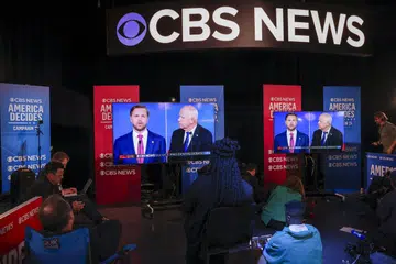 Anggota media menonton perbahasan calon naib presiden antara Encik JD Vance (kiri) dari Parti Republikan dan calon Demokrat, Encik Tim Walz, di Pusat Penyiaran CBS di New York, Amerika Syarikat, pada 1 Oktober 2024.