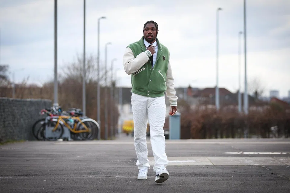 Noah Lyles memperagakan fesyen  di Arena Emirates. Dari sudut pemasaran, Lyles memenuhi segala yang diperlukan, tetapi pencapaiannya di balapan tidak sehebat Usain Bolt.