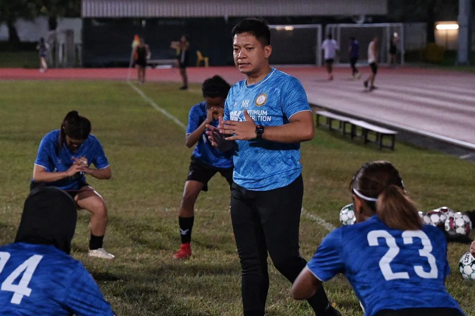 BERI SAINGAN: Jurulatih Geylang International, Mohamad Hanafiah Al-Sofli (tengah) menyahut cabaran membimbing pasukan baru dalam Liga Perdana Wanita. - Foto BH oleh KHALID BABA