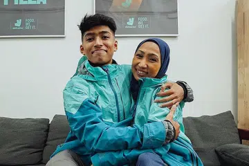 MELUANGKAN MASA BERSAMA: Walau kadang sibuk bekerja, Encik Rizq Izzariq Rudy dan ibunya, Cik Shahira Harun, akan memastikan mereka menetapkan jadual bekerja agar dapat pulang dan berbuka bersama keluarga. - Foto DELIVEROO