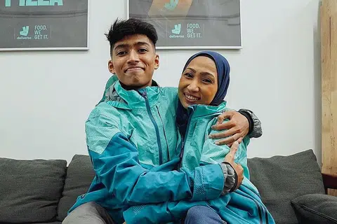 MELUANGKAN MASA BERSAMA: Walau kadang sibuk bekerja, Encik Rizq Izzariq Rudy dan ibunya, Cik Shahira Harun, akan memastikan mereka menetapkan jadual bekerja agar dapat pulang dan berbuka bersama keluarga. - Foto DELIVEROO