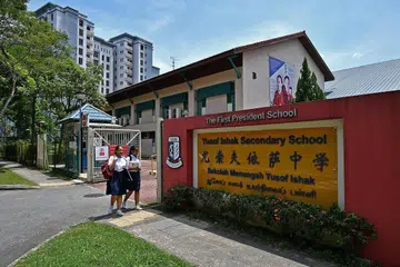 TERUS RAIH PENGALAMAN: Kumpulan pelajar YISS yang kekal di kampus Bukit Batok akan terus dapat meraih pengalaman pembelajaran yang baik dan menyeluruh. - Foto BH oleh LIM YAOHUI