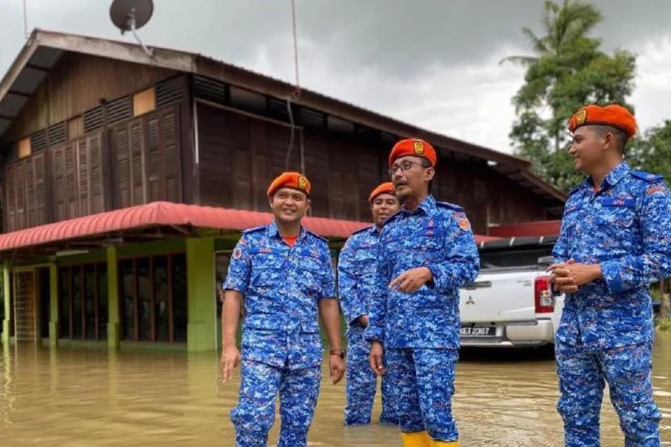 Angkatan Pertahanan Awam Malaysia Kedah meninjau lokasi banjir di negeri itu dan menggerakkan usaha memindahkan penduduk ke pusat pemindahan sementara (PPS).
