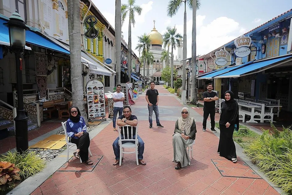 MASA FIKIR STRATEGI: Encik Abdul Bari Mohamed Abu Bakar, pemilik jenama Beardy Bakes by BeardyHulk, berkata tempoh pemutus litar memberi beliau masa merancang strategi masa depannya. Gambar ini diambil sebelum pemutus litar bermula. - Foto BH oleh KHALID BABA