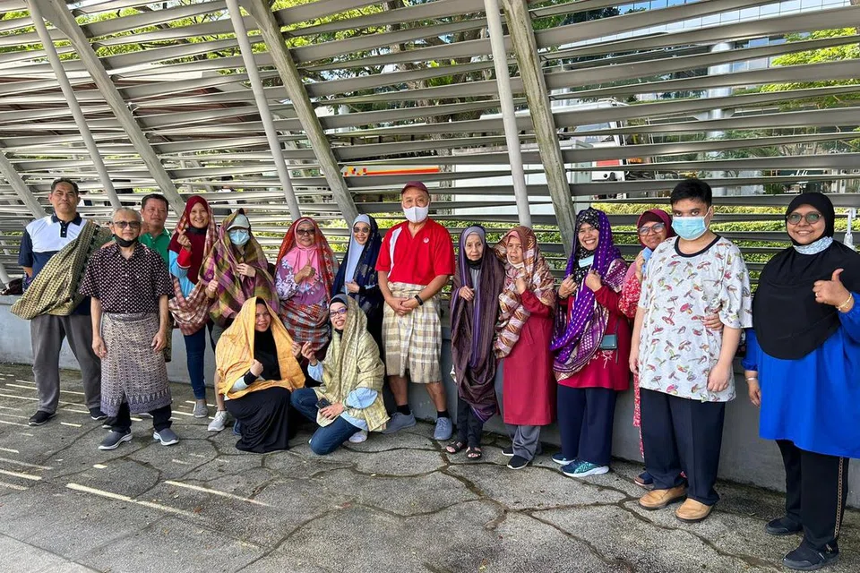 Pasukan CREST Caregiver Kelab Heal mengadakan kegiatan berjalan kaki santai di Dhoby Ghaut Green untuk para penjaga pada 20 Januari 2024 yang bertujuan memberi waktu rehat yang diperlukan oleh penjaga serta meningkatkan kesejahteraan mental melalui hubungan dengan alam dan satu sama lain.