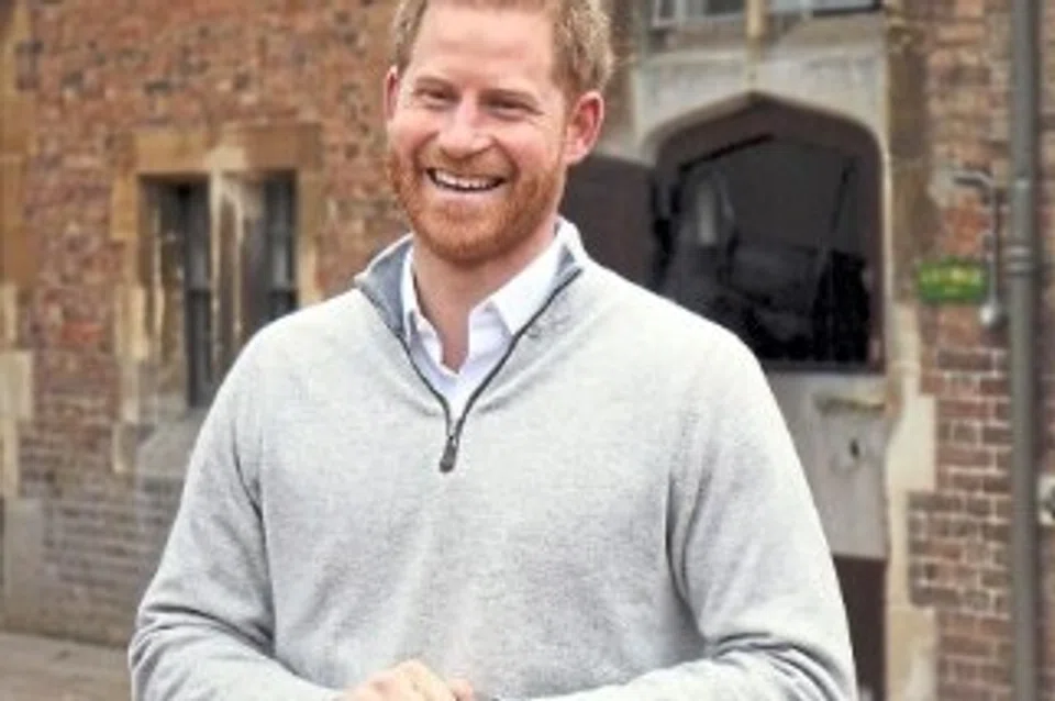 Putera Harry mengenakan zip-suku semasa berhadapan dengan wakil media di Istana Windsor pada 2019.