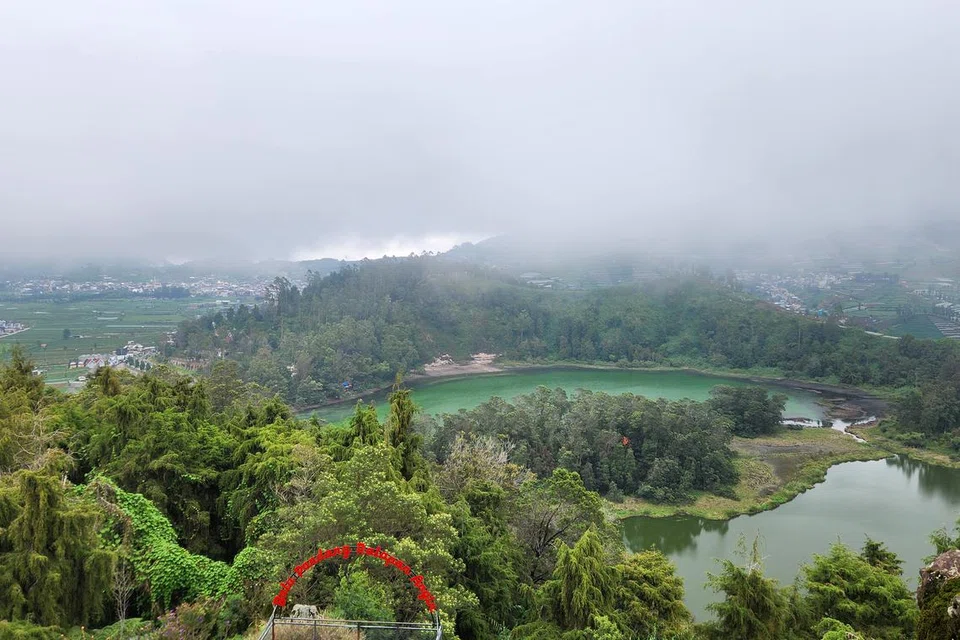 Telaga Warna merupakan sebuah telaga fenomena dengan warna air dari telaga sering berubah-ubah. 