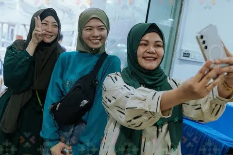 Cik Risa Shigemi (tengah) bersama teman-temannya dari Darul Arqam. 