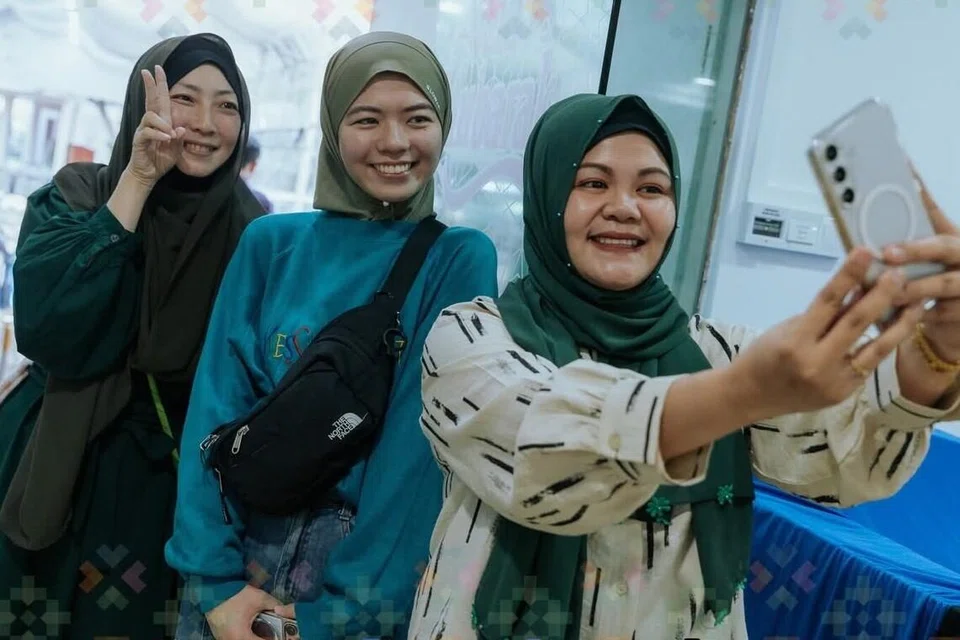 Cik Risa Shigemi (tengah) bersama teman-temannya dari Darul Arqam. 