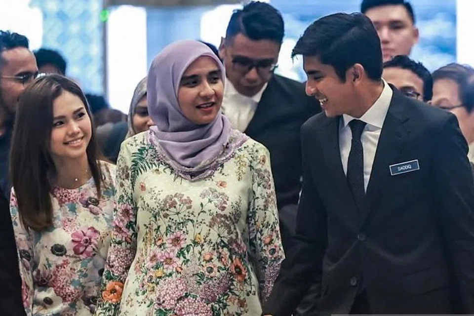 Kemunculan penyanyi dan pelakon, Bella Astilah (dua dari kiri) di Istana Kehakiman Putrajaya untuk memberi sokongan kepada Ahli Parlimen Muar (Johor), Syed Saddiq Syed Abdul Rahman (dua dari kanan), mencuri tumpuan ramai.