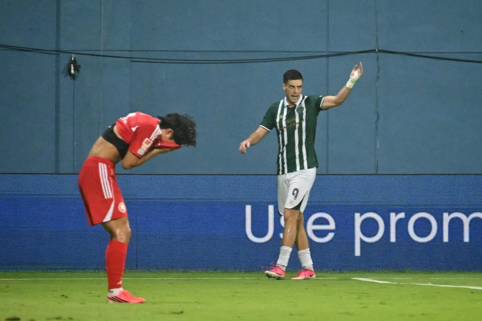 Pasukan Young Lions (jersi merah) gagal mengekalkan kelebihan awal sebelum tewas 1-5 kepada Geylang International di Stadium Jalan Besar pada 19 September.