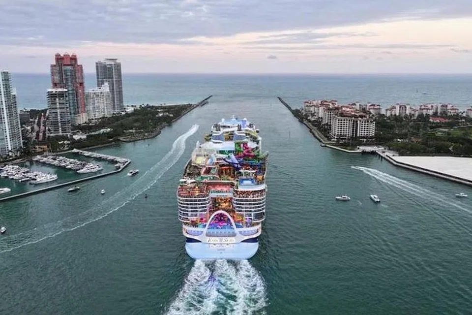 Ikon Lautan Royal Caribbean International berlayar dari Miami dengan kapasiti untuk 8,000 penumpang merentasi 20 dek belayar dari Pelabuhan Miami di Miami, Florida pada pelayaran sulungnya pada 27 Januari 2024.