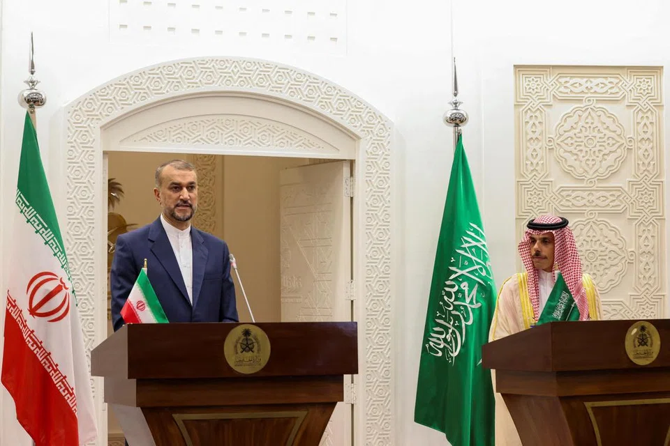 TERDAPAT KEMAJUAN: Menteri Luar Iran, Encik Hossein Amirabdollahian (kiri), dalam sidang akhbar bersama rakan sejawatannya dari Arab Saudi Putera Faisal bin Farhan di Riyadh.