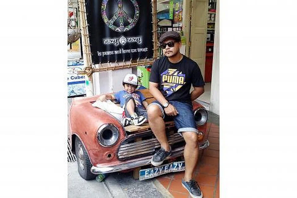 SUKA IKUT GAYA BAPA: Izzat Yusoff berkata anak tunggalnya, Danish Aswad, cekap menghafal skrip yang ditonton daripada rancangan kartun, seakan-akan mengikut jejak langkahnya yang gemar berlakon. - Foto ihsan IZZAT YUSOFF