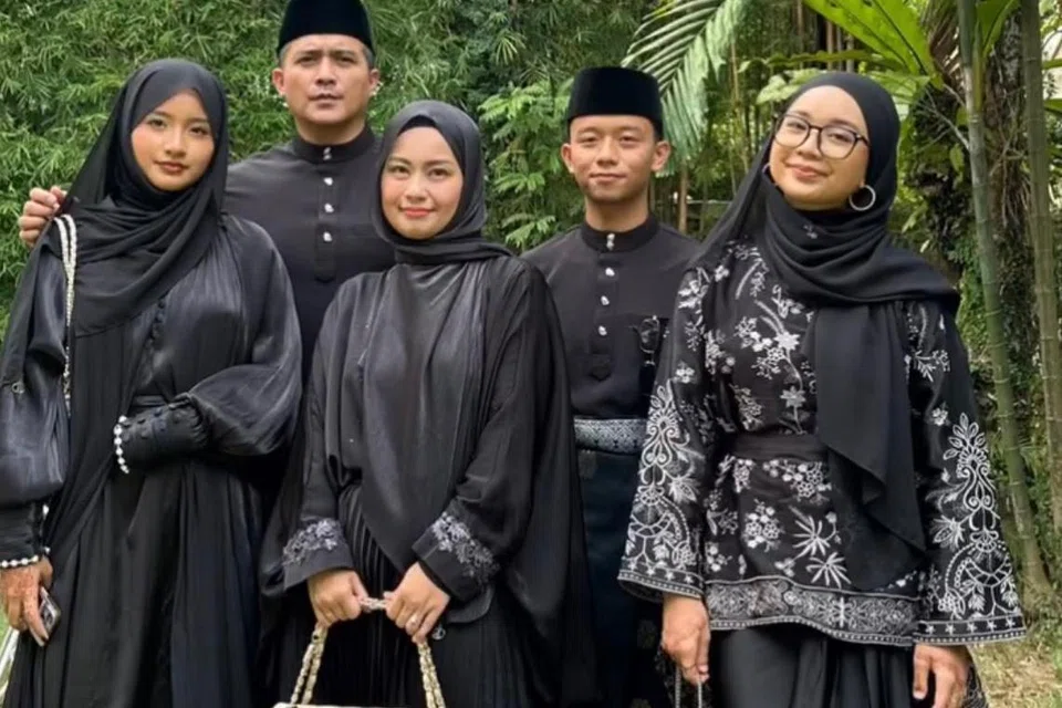 Keluarga pelakon Aaron Aziz (dua dari kiri) yang terdiri daripada (dari kiri) Dahlia Arissa (anak bongsu), Diyana Halik (isteri), Danish Anaqi (anak sulung) dan Dwi Ariana (anak kedua).