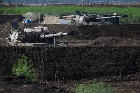DI SEMPADAN LEBANON-ISRAEL: Pasukan tentera Israel bersedia di Upper Galilee bagi menghadapi kemungkinan kumpulan militan Hezbollah menyasarkan serangan di perkampungan perbatasannya dengan Israel di Dahaira, selatan Lebanon.