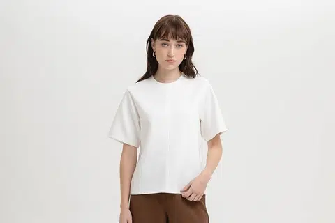 Setiap pakaian jenama, Love & Bravery, diperbuat daripada fabrik bermutu tinggi yang selesa untuk wanita berkerjaya yang meluangkan masa panjang di pejabat.