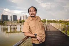 KUMPUL MADAH DALAM BUKU: Cintanya kepada bidang penulisan membuat pelakon Azman Shariff mengumpulkan madah-madah singkat penuh makna hingga berjaya menghasilkannya dalam bentuk buku. - Foto-foto BH oleh NUR DIYANA TAHA
