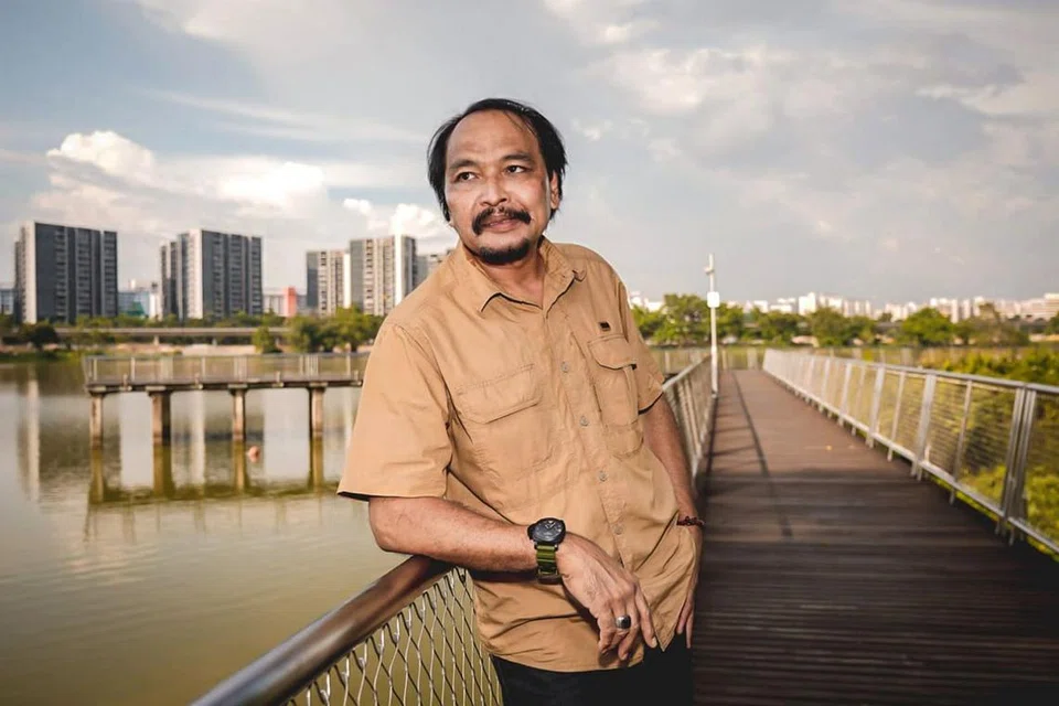 KUMPUL MADAH DALAM BUKU: Cintanya kepada bidang penulisan membuat pelakon Azman Shariff mengumpulkan madah-madah singkat penuh makna hingga berjaya menghasilkannya dalam bentuk buku. - Foto-foto BH oleh NUR DIYANA TAHA