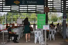 VAKSINASI KEKAL PENTING: Sekitar 60 peratus individu berusia 18 tahun dan ke atas sudah mencapai status terkini vaksinasi mereka sehingga 31 Disember lalu. - Foto BH oleh KEVIN LIM