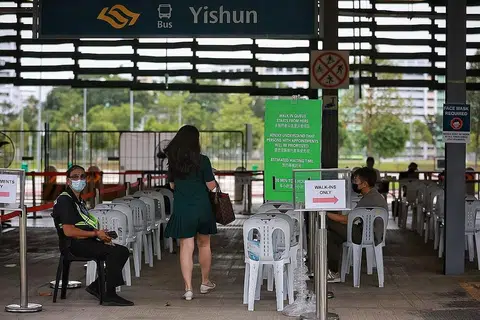 VAKSINASI KEKAL PENTING: Sekitar 60 peratus individu berusia 18 tahun dan ke atas sudah mencapai status terkini vaksinasi mereka sehingga 31 Disember lalu. - Foto BH oleh KEVIN LIM
