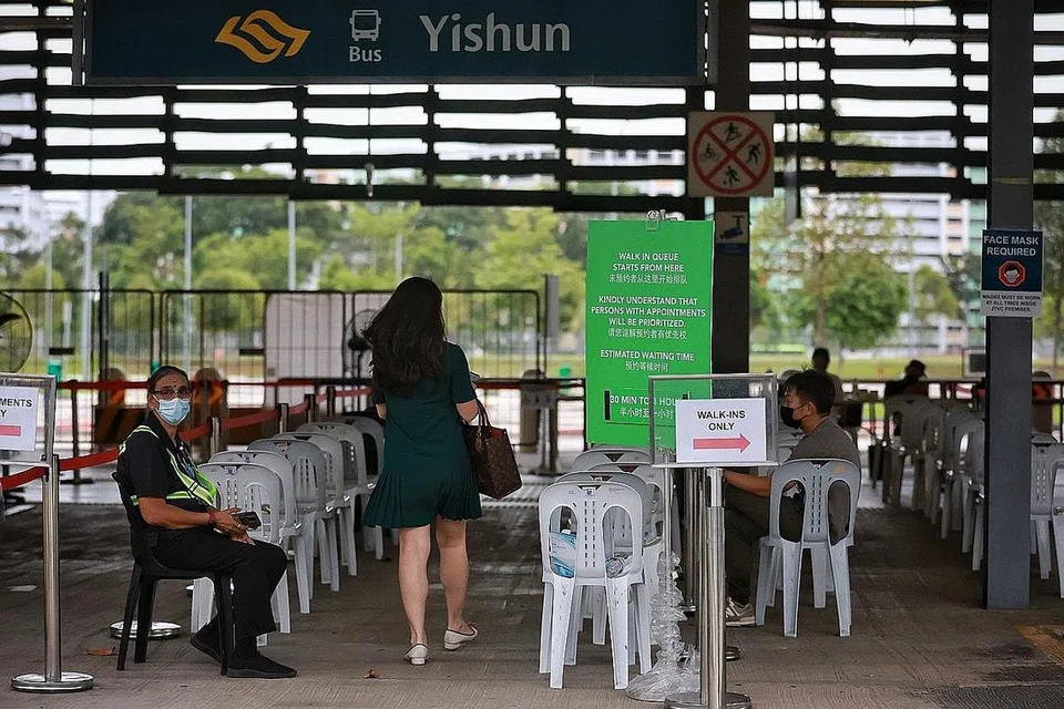 VAKSINASI KEKAL PENTING: Sekitar 60 peratus individu berusia 18 tahun dan ke atas sudah mencapai status terkini vaksinasi mereka sehingga 31 Disember lalu. - Foto BH oleh KEVIN LIM