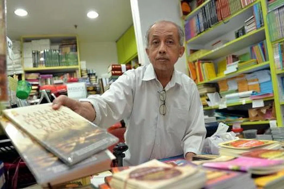 SEMANGAT NIAGA DALAM KELUARGA: Haji Abdul Aziz Haji Yusof merupakan generasi ketiga mengendalikan perniagaan kedai buku Haji Hashim. - Foto M.O. SALLEH