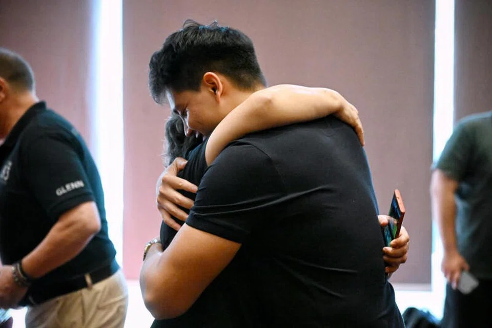 Joseph Schooling memenangi satu-satunya pingat emas Sukan Olimpik Singapura di Rio de Janeiro, Brazil, pada 2016. Beliau  memeluk ibunya, Cik May Schooling, selepas sesi media bagi  mengumumkan persaraannya daripada sukan renang di Kelab Renang Cina pada 2 April.