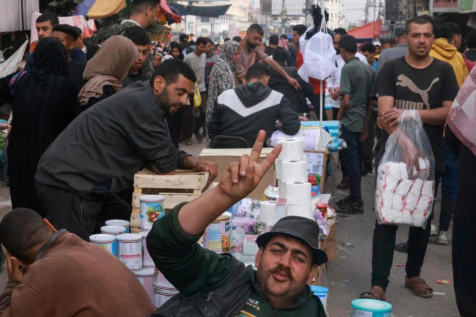 Penduduk Gaza berjalan-jalan di bazar sementara ketika mereka membuat persiapan menyambut Aidilfitri di selatan Jaluran Gaza pada 8 April 2024, di tengah-tengah konflik berterusan antara Israel dan Hamas.